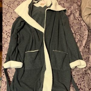 Victoria’s Secret Sherpa lined robe pink VS logo